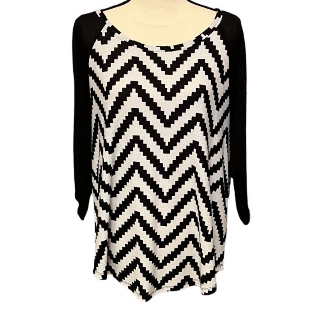 Absolutely Famous Black & White Top Size XL